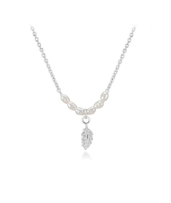 925 Sterling silver necklace with fresh water pearl.
