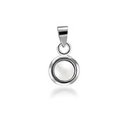 925 Sterling silver pendant with synthetic pearl.