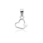 925 Sterling silver pendant with synthetic pearl.