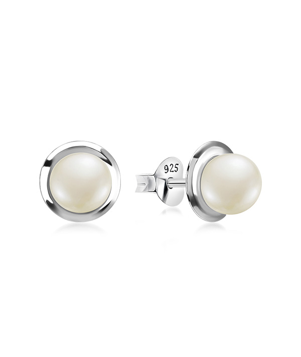 925 Sterling silver stud with fresh water pearl.