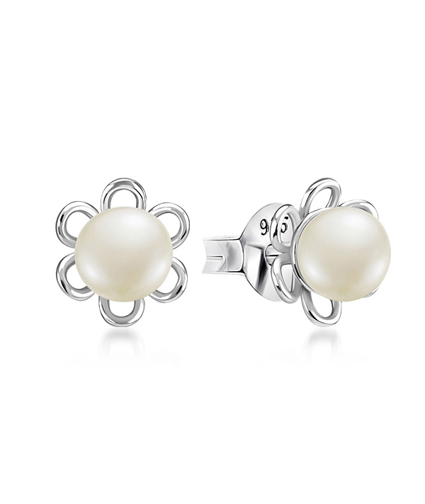 925 Sterling silver stud with fresh water pearl.
