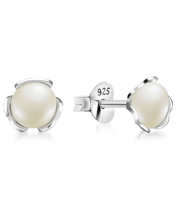 925 Sterling silver stud with fresh water pearl.
