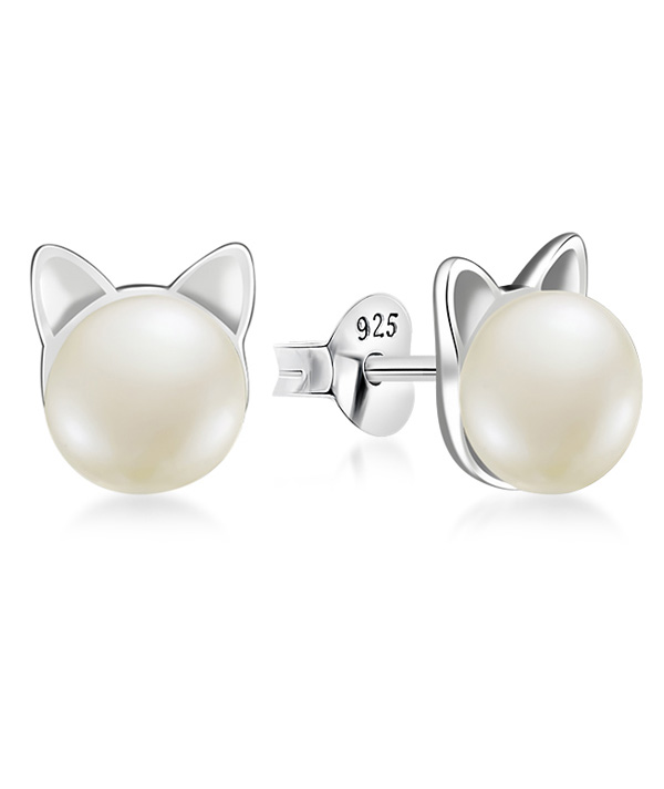 925 Sterling silver stud with fresh water pearl.