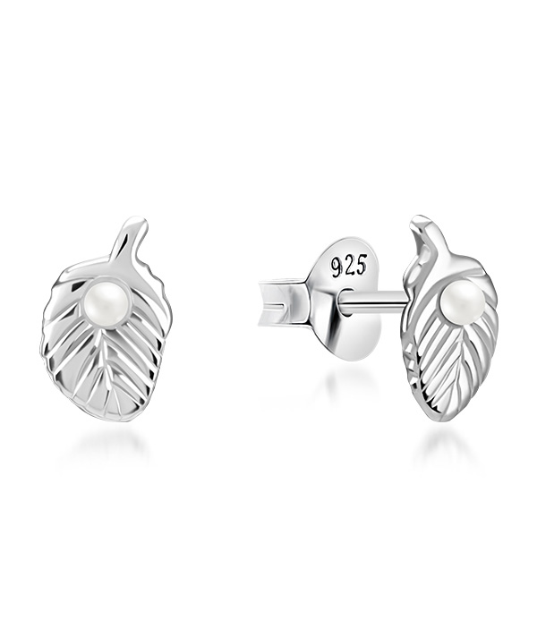 925 Sterling silver stud with synthetic pearl.