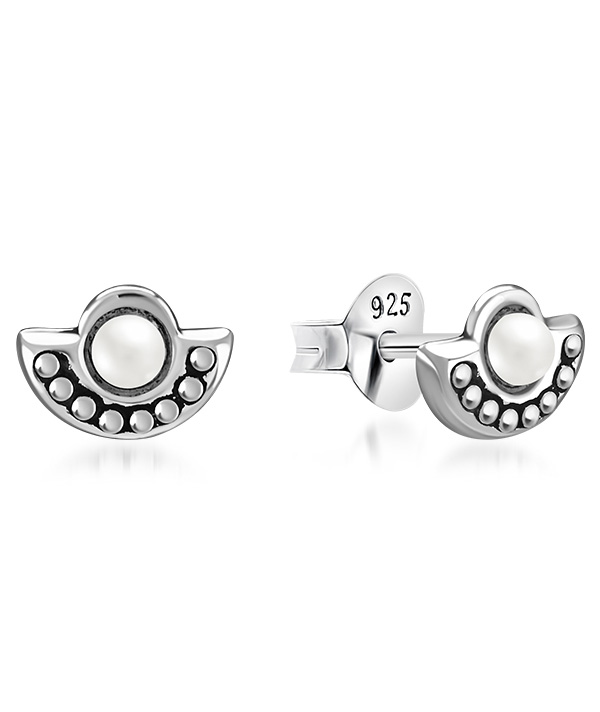925 Sterling silver stud with synthetic pearl.