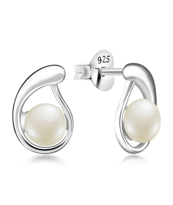 925 Sterling silver stud with fresh water pearl.
