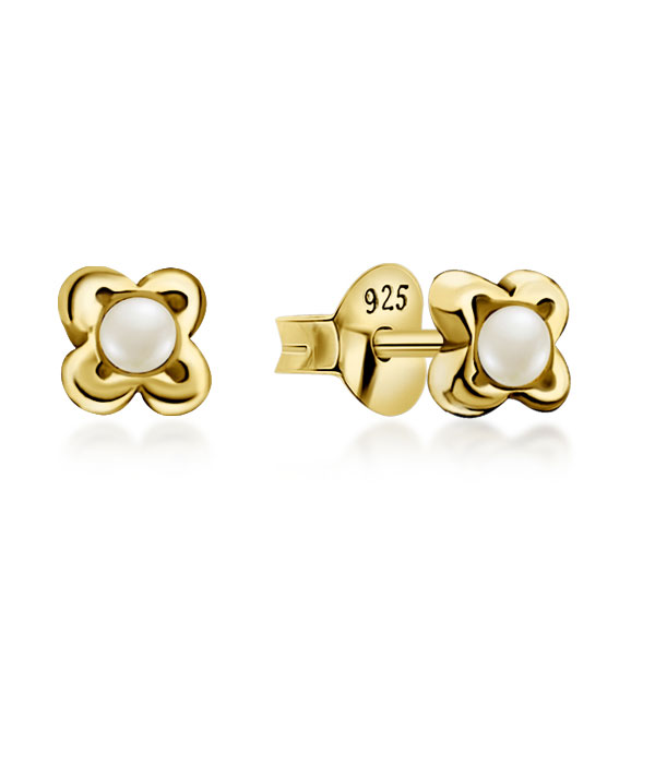 Gold plated sterling silver stud with synthetic pearl.
