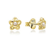 Gold plated sterling silver stud with synthetic pearl.