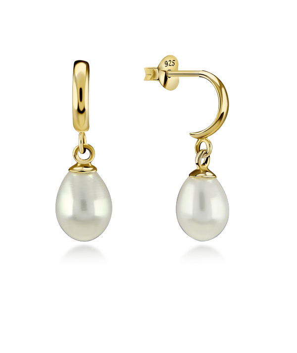 Gold plated sterling silver stud with fresh water pearl.