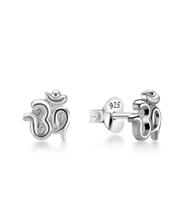 Plain 925 Sterling silver stud earring.