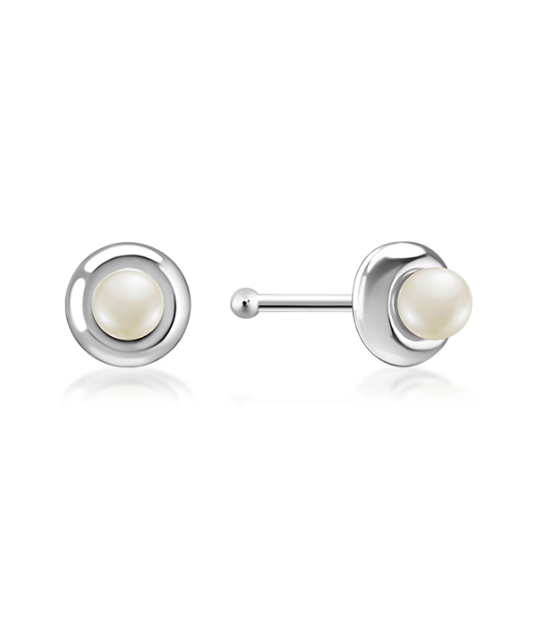 925 Sterling silver nose stud with synthetic pearl.