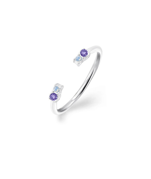 925 Sterling silver ring with crystals.
