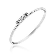 925 Sterling silver ring with crystals.